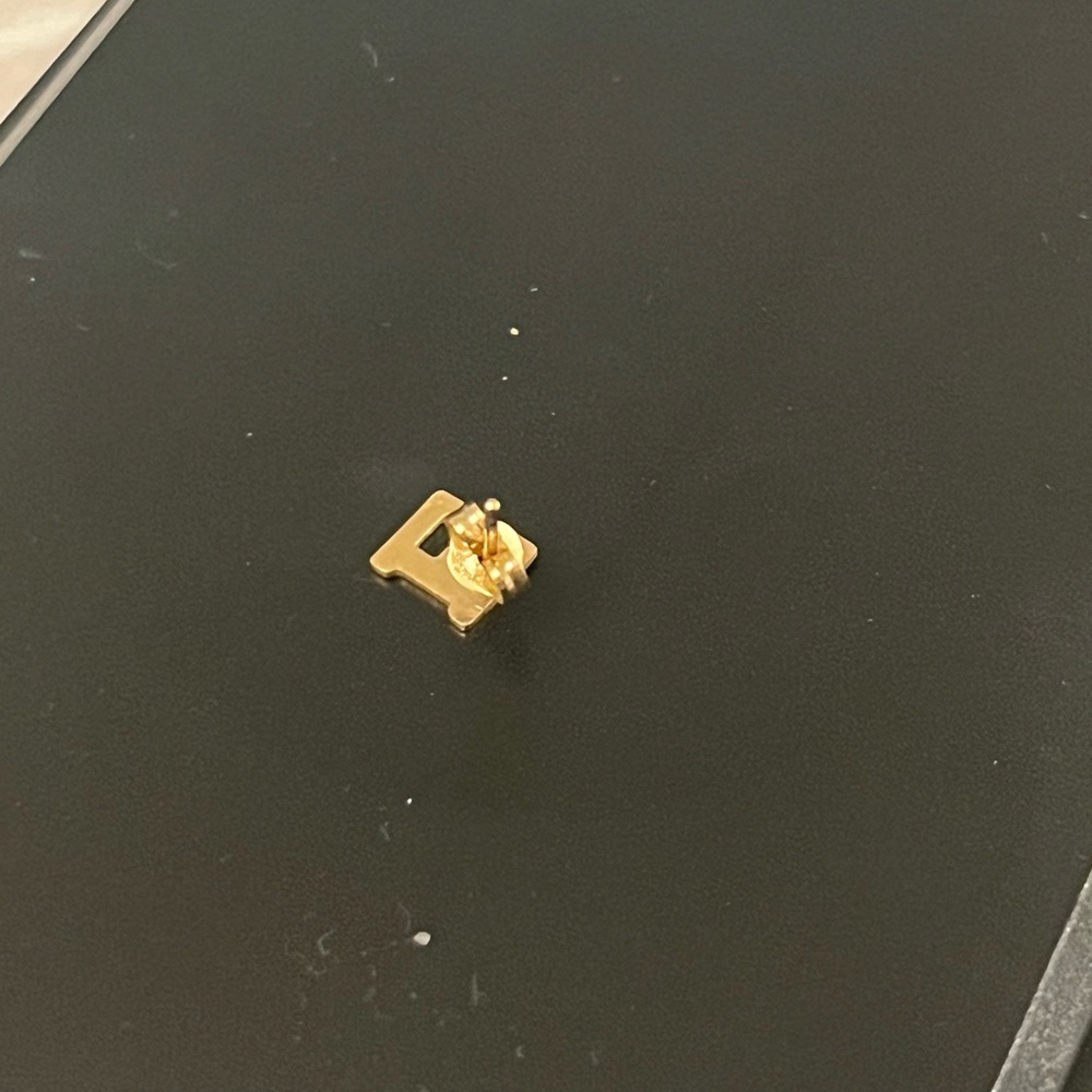 “E” stud - Picture 3 of 4
